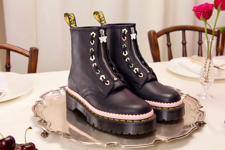 「1460 Pascal Bex FZ八孔靴」運用甜美細節平衡馬汀靴的硬派印象。品牌提供