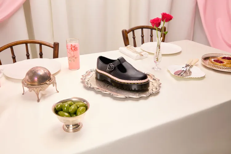 「Polley Bex 瑪麗珍鞋」粉色波浪滾邊打造出草莓夾心般的甜美視覺。品牌提供