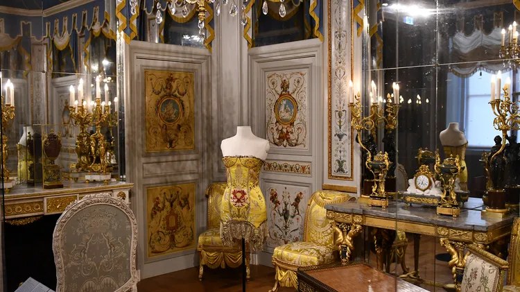 混合圖案連身迷你裙結合Versace經典的洛可可、搖滾風格的視覺元素。品牌提供