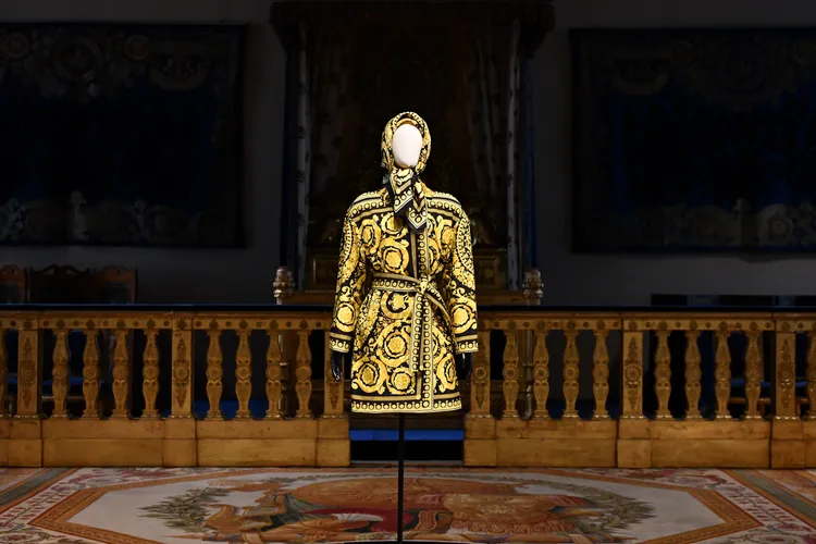 巴洛克印花風衣以Versace經典印花貫穿。品牌提供