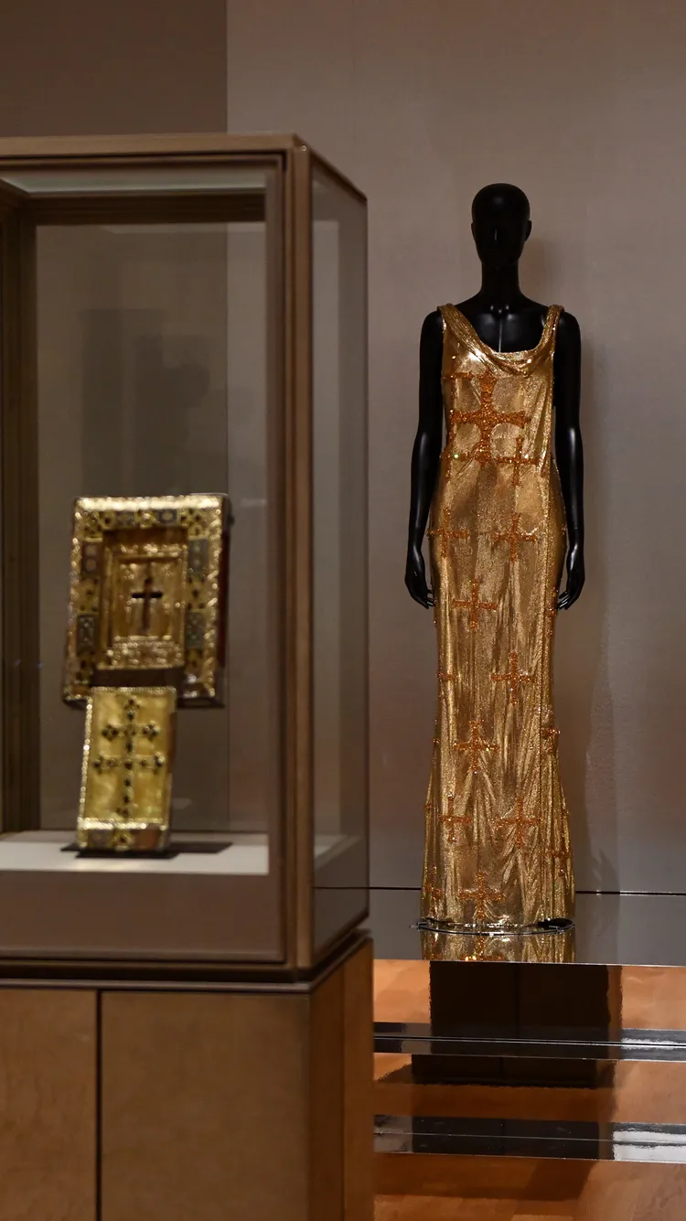 金屬網紗晚禮服運用金屬的垂墜褶襇特色襯托絲綢的飄逸柔軟。品牌提供