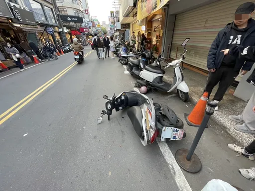 少年無照偷開老爸計程車 14輛機車慘遭撞