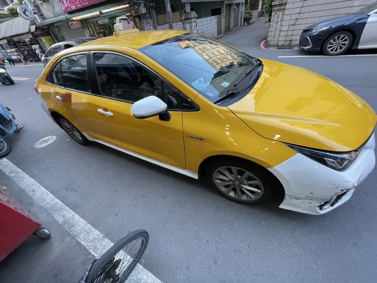 警方攔獲肇事的計程車。中壢警分局提供