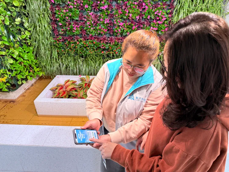 向民眾宣導2050淨零排放白皮書懶人包。新竹市環保局提供