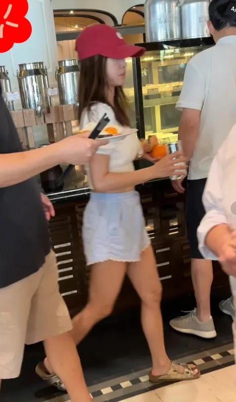 蔡依林在越南戴帽子，沒過多遮掩。翻攝Winnnnnie小紅書