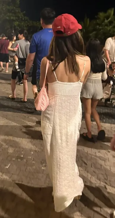 蔡依林穿露背裝看煙火。翻攝Winnnnnie小紅書