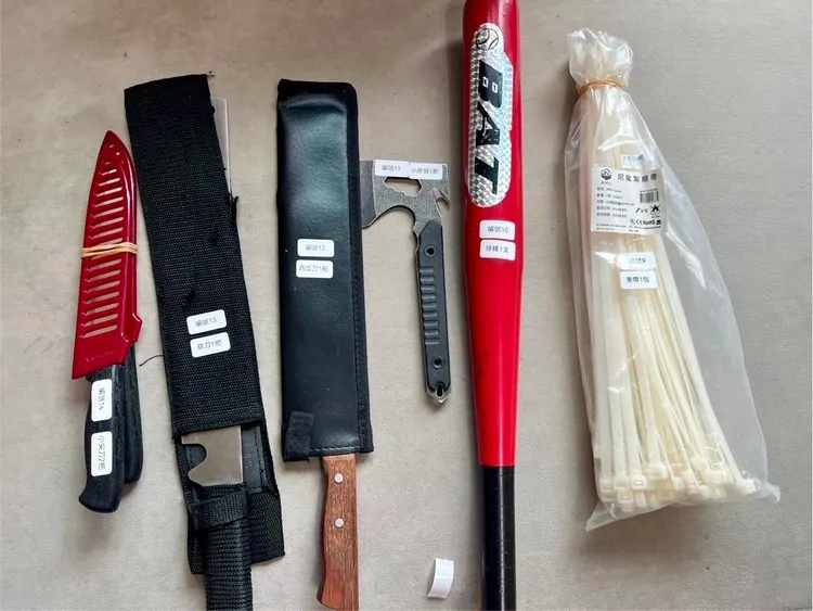 警方查獲球棒1支、小斧頭1把、西瓜刀1把、砍刀1把、小尖刀1把等證物。翻攝畫面