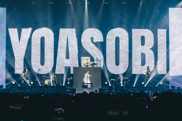 ikura（前）安可時，背著吉他自彈自唱。好玩國際文化提供