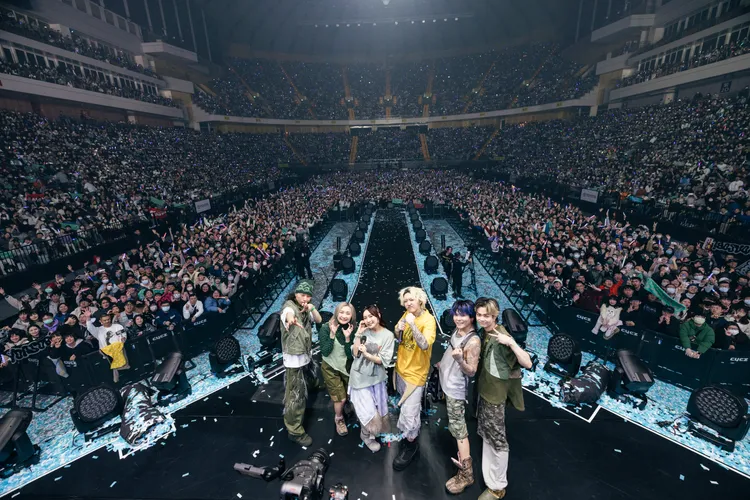 YOASOBI與全場1.2萬名粉絲合照。好玩國際文化提供