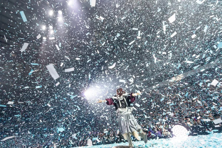 滿天紙花從天而降，讓Ayase嚇到直呼「前所未有」。好玩國際文化提供