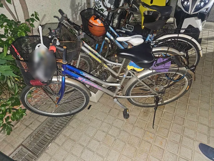 張男用來運屍的腳踏車，菜籃放著媽祖平安符，後座夾著紫色抹布。民眾提供