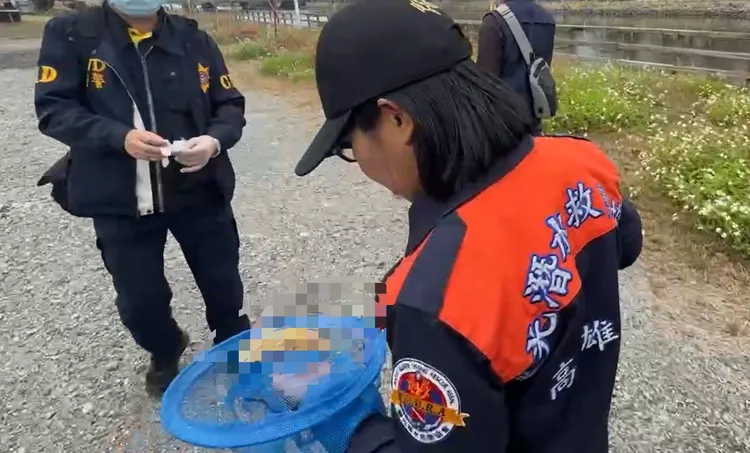 警方與民間打撈專家今天上午找到疑似人皮及10多塊殘骸。民眾提供