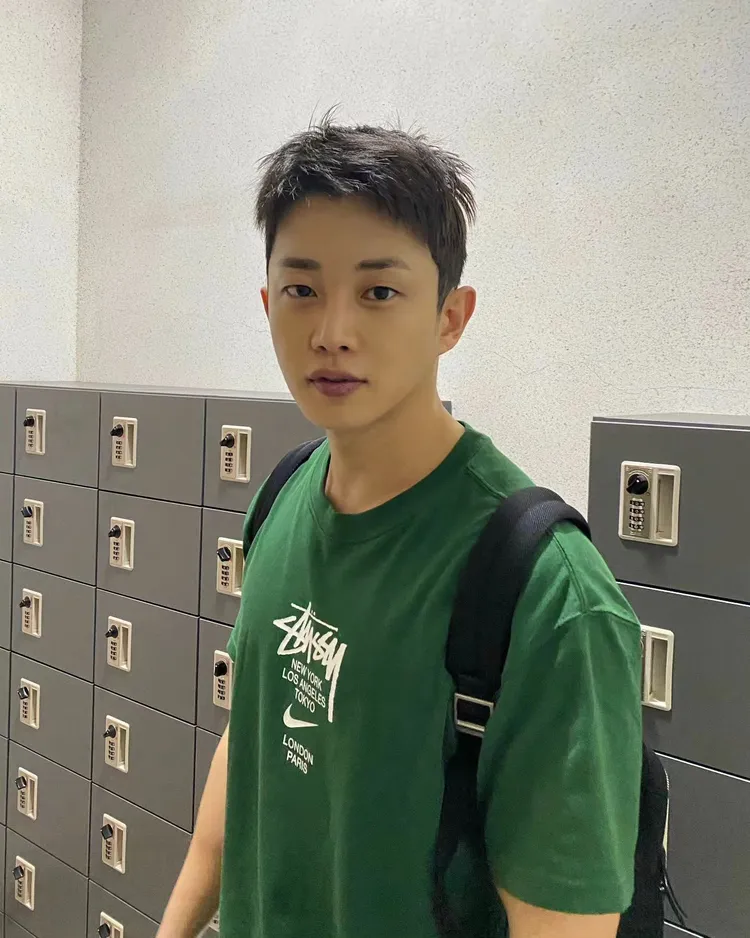 《太陽的後裔》金玟錫因同名MeloMance主唱金珉碩，衰捲票選女團身體部位爭議。翻攝金玟錫IG