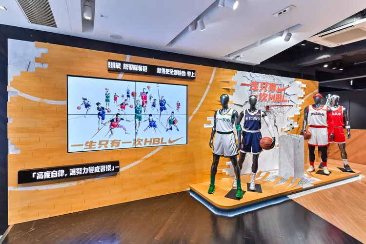 Nike品牌本身則是在台北西門町籃球體驗店展開 「一生只有一次HBL」期間限定系列活動。品牌提供