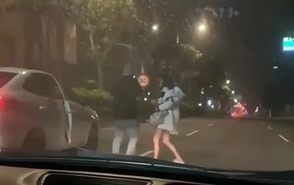 男子趕來把她拉到路旁。翻攝社會事新聞影音