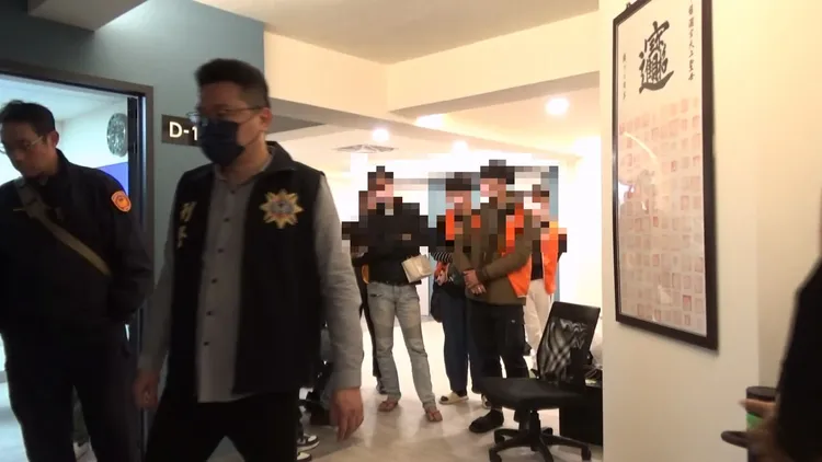 警方一舉破獲賭博機房並逮捕黃嫌等員工共13人。翻攝畫面