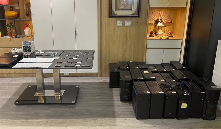 警方於現場查扣電腦主機22臺、手機47支、監視器主機、打卡機等贓證物。翻攝畫面