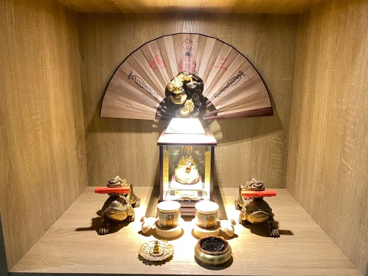 賭博機房供奉北港宮廟金雞母，真的一心想要發橫財。翻攝畫面