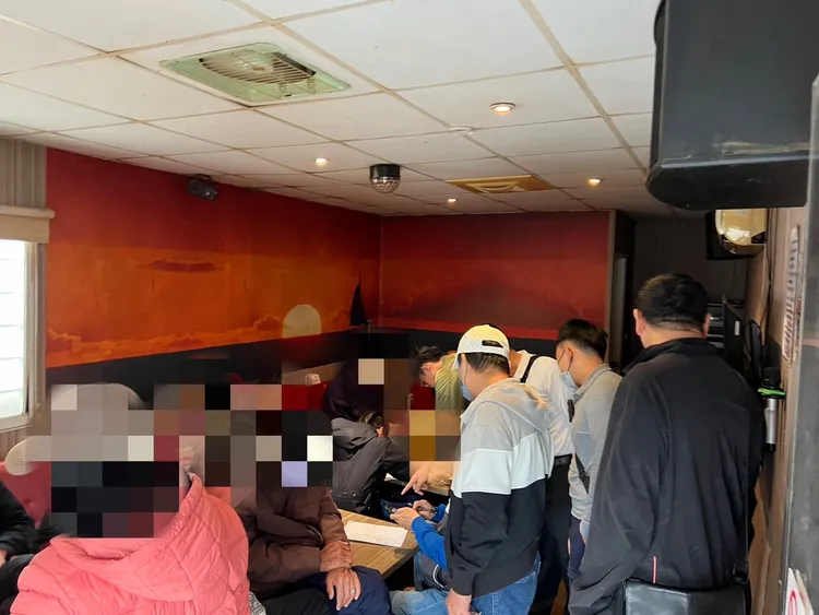 岡山警分局昨天查獲天九牌賭場，賭客清一色是銀髮族，被逮時「腿麻跑不動」。民眾提供