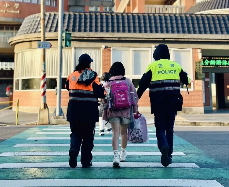 今天開學，桃警護童上學。龍潭警分局提供