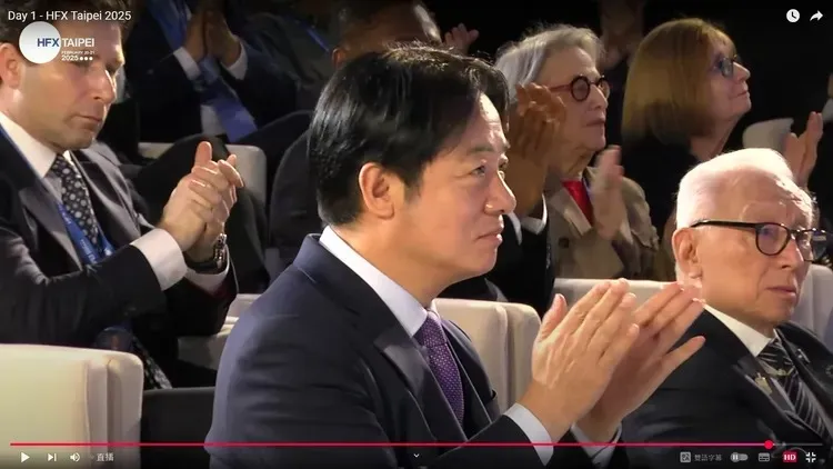 總統賴清德和曹興誠（圖右）共同出席台北的國際安全論壇。翻攝國際安全論壇直播