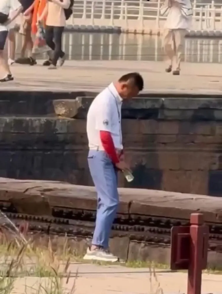 男子被拍到時，用寶特瓶裝尿。高棉時報