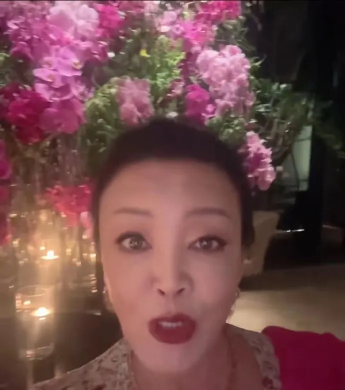 張蘭在泰國家族旅行途中，不時直播。翻攝圈內妹妹微博