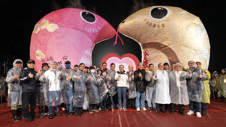 「2025新北市平溪天燈節」時逢農曆蛇年元宵與西洋情人節，獨步全球首創12呎粉紅蛇與金蛇的雙蛇主燈，雙蛇相互併攏形成巨型愛心，幸福溫馨的氣氛充斥活動會場。觀光局提供