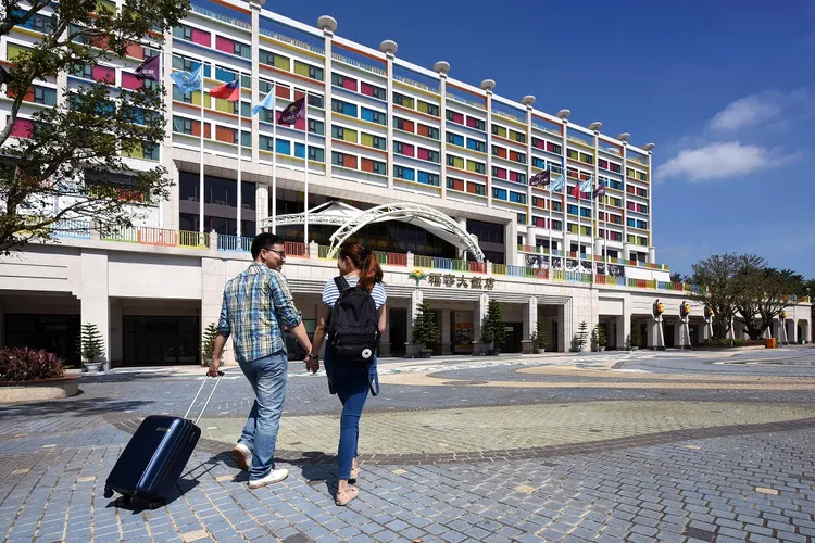 「服務業感謝祭」雙人入住只要4,999 即可享有一泊一食尊榮禮遇。麗寶提供