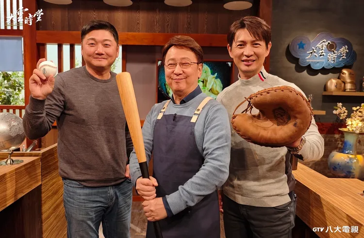 李四端（中）訪問曾豪駒（左）、高志綱。八大提供