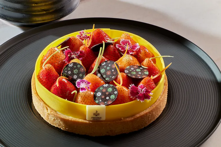 JR東日本大飯店台北品頌坊推出的草莓甜點「草莓派」(售價1000元) ，口感外酥內柔，用香脆的杏仁派皮搭配酸甜濃郁的草莓餡料，散發出迷人的天然果香。JR東日本大飯店台北提供