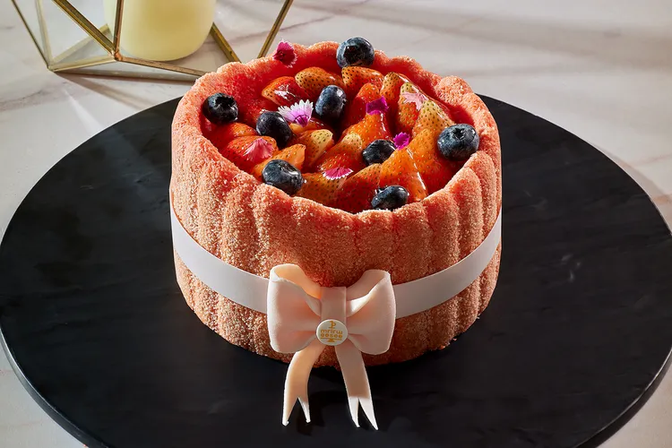 JR東日本大飯店台北品頌坊推出的草莓甜點「夏洛特草莓」(售價1200元)，傳承英國宮廷的經典糕點，柔軟的手指餅乾包覆著香濃的香草羅勒慕斯與鮮甜草莓凍，口感層次分明，清新而細緻。JR東日本大飯店台北提供