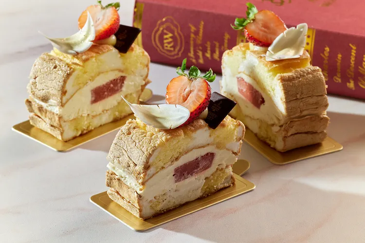 「草莓樞機卿」(售價240元)，這款源自奧地利的經典甜點是以白色天使麵糊和黃色海綿麵糊交錯烘烤，柔軟的蛋糕包裹滑順卡士達奶油與草莓凍，入口即化，幸福感爆棚。JR東日本大飯店台北提供