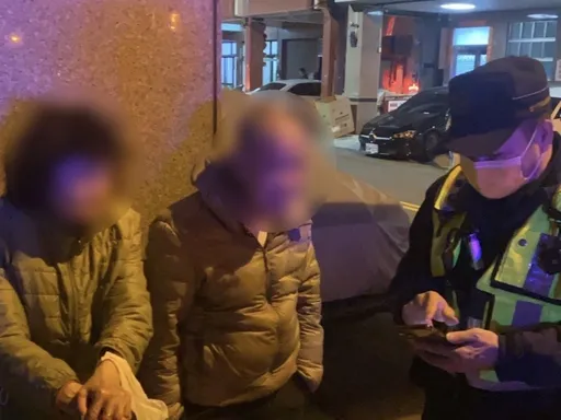 台中老夫妻駐留騎樓引民眾關心「無家可歸」 暖心的誤會!警:只是暫歇