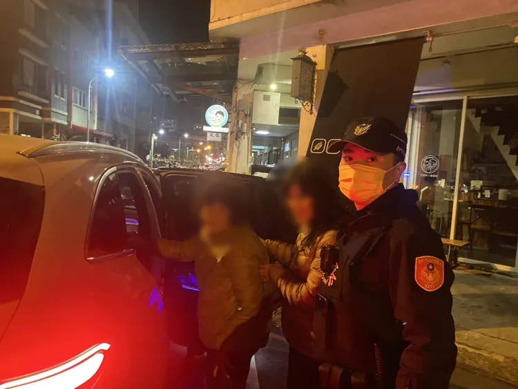 老夫妻最後由女兒載回家。警方提供