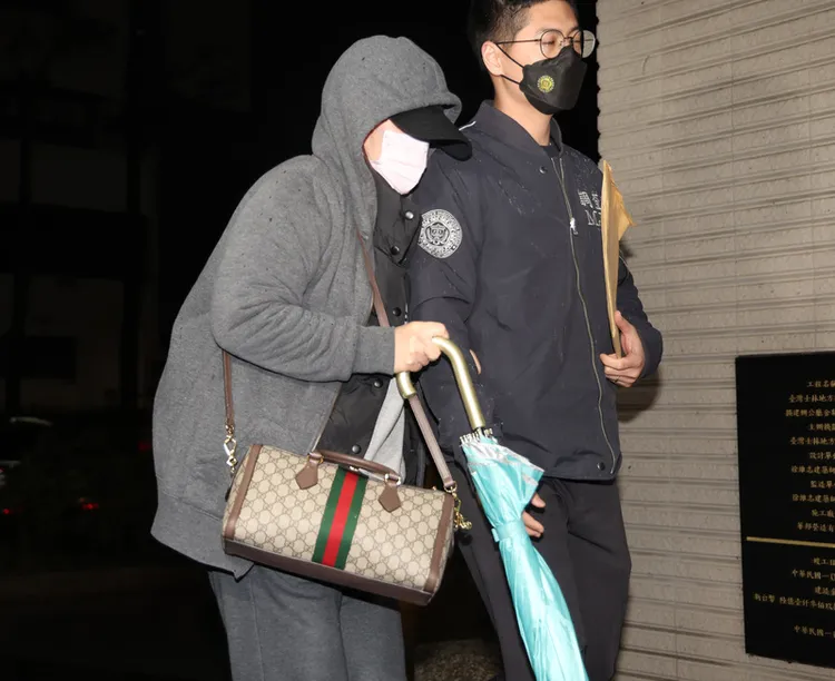 陳怡君涉嫌以4名親友充作人頭助理，以詐領助理費約300萬多元，檢調12日約談陳怡君等7名被告，張姓主任胞姊（左）移送士檢複訊。中央