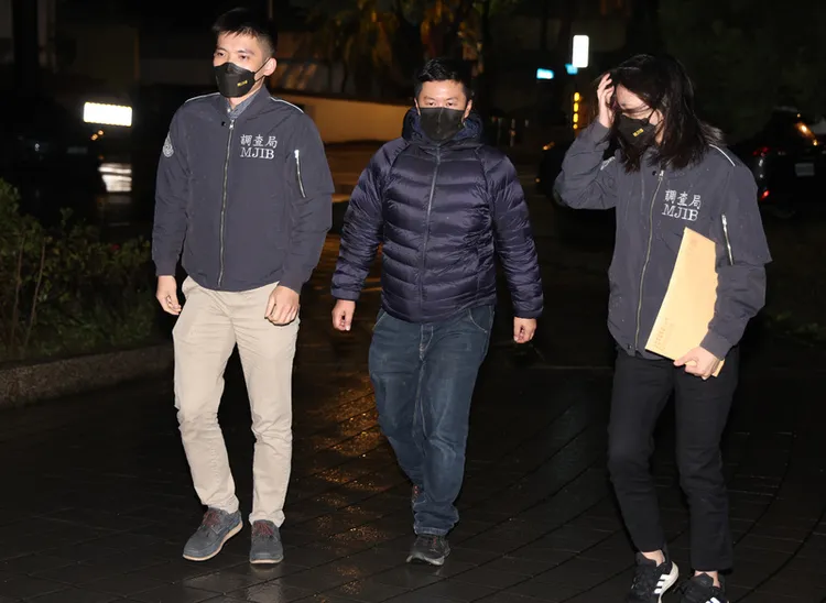 議員陳怡君涉嫌以4名親友充作人頭助理，詐領助理費約300萬多元，13日凌晨張姓主任（中）移送士檢複訊。中央社