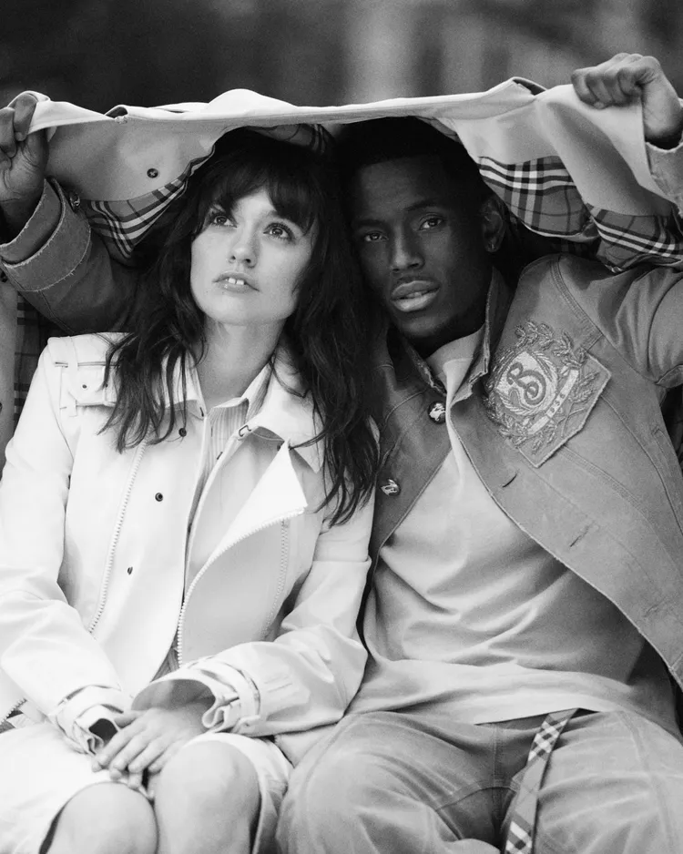 BURBERRY 2025夏季形象廣告以幽默方式呈現出雨天的浪漫愛情。品牌提供