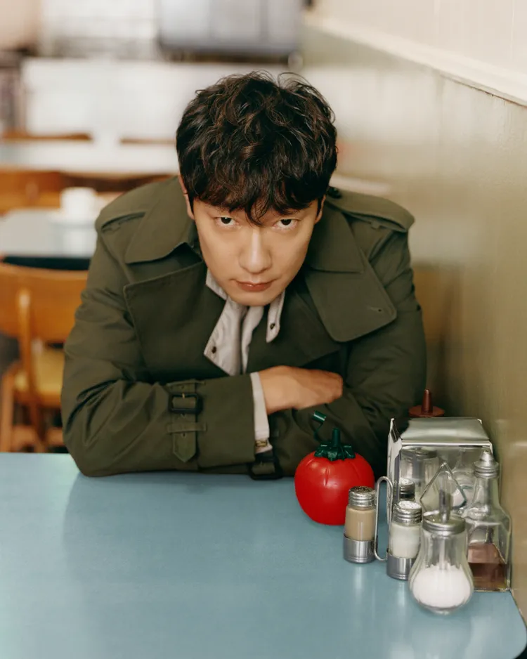 BURBERRY品牌大使孫錫久演繹2025夏季形象廣告。品牌提供