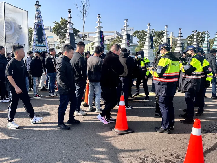 警方對到場參與公祭的人士逐一檢查其身分。讀者提供