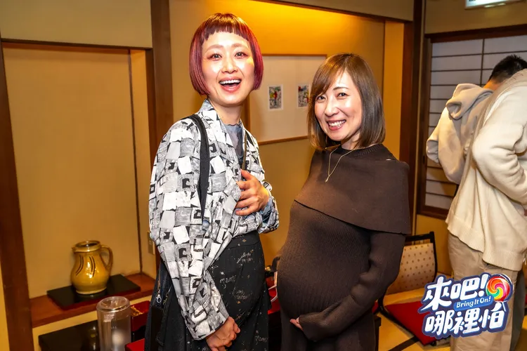 日本大胃女王俄羅斯佐藤(左)和三宅社長秀出比賽後的肚子。TVBS提供