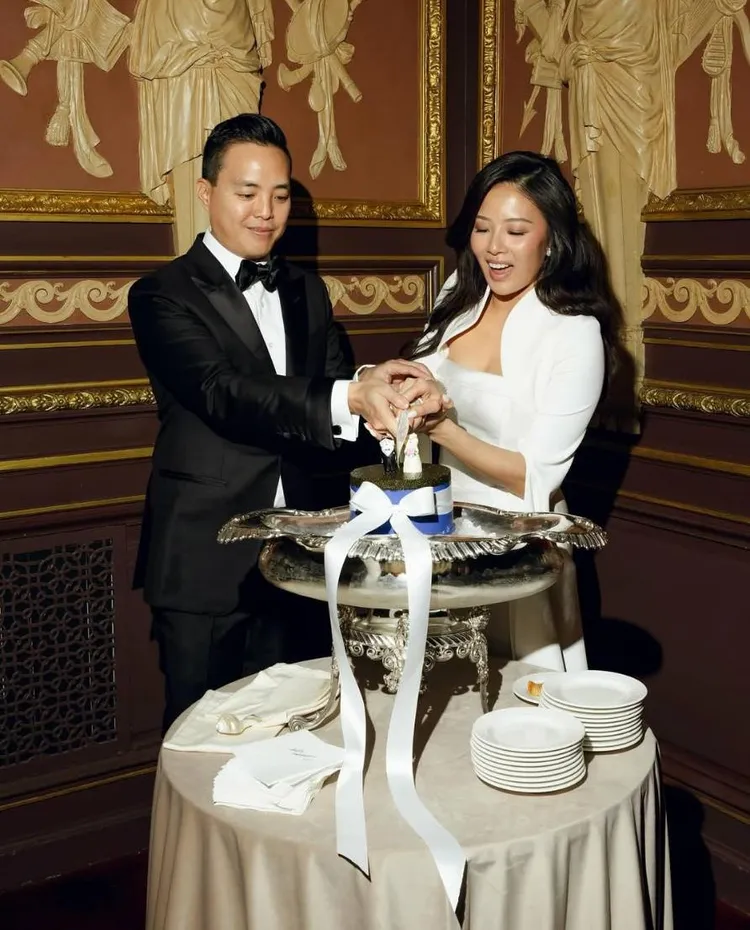 葛曉潔（右）、楊維榕甜蜜切結婚蛋糕。翻攝christine_ko IG