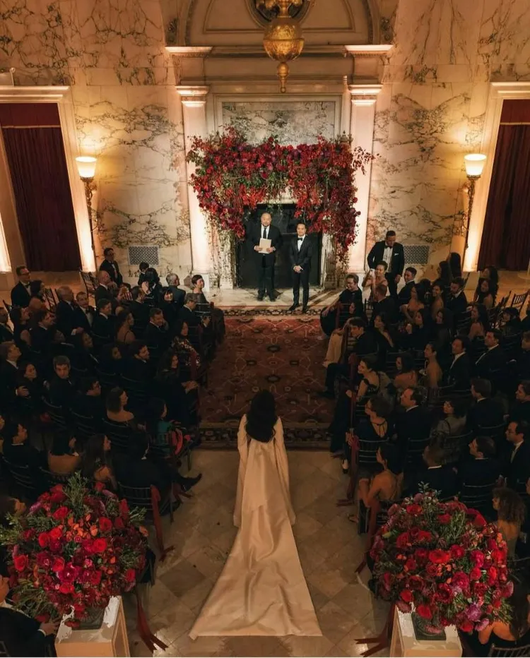 婚禮上，葛曉潔（後）穿婚紗，緩緩走向楊維榕。翻攝christine_ko IG