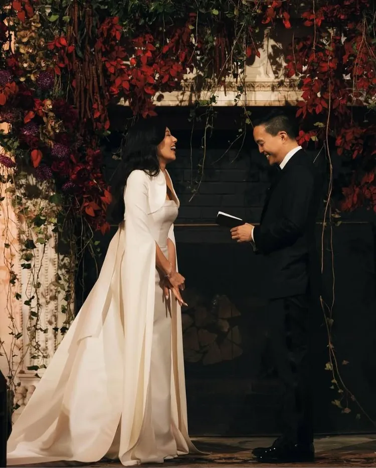 葛曉潔（左）看著楊維榕講誓言，笑容藏不住。翻攝christine_ko IG