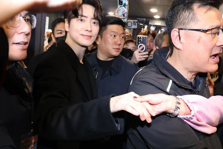 李浚赫被粉絲趁亂中牽起手。莊宗達攝