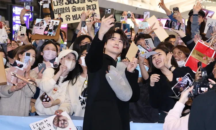 李浚赫手裡拿著粉絲送的樹懶頸枕和卡片，貼心與粉絲自拍。莊宗達攝