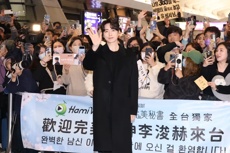 李浚赫對著鏡頭打招呼。莊宗達攝