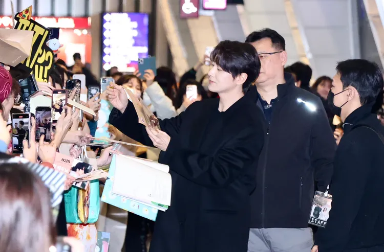 李浚赫一進到入境大廳就幫粉絲簽名。莊宗達攝