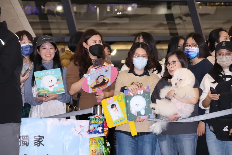 不少粉絲拿著李浚赫為愛犬「Popcorn」打造的繪本，還有長相神似的比熊獲男神撫摸，堪稱全場最幸運。莊宗達攝