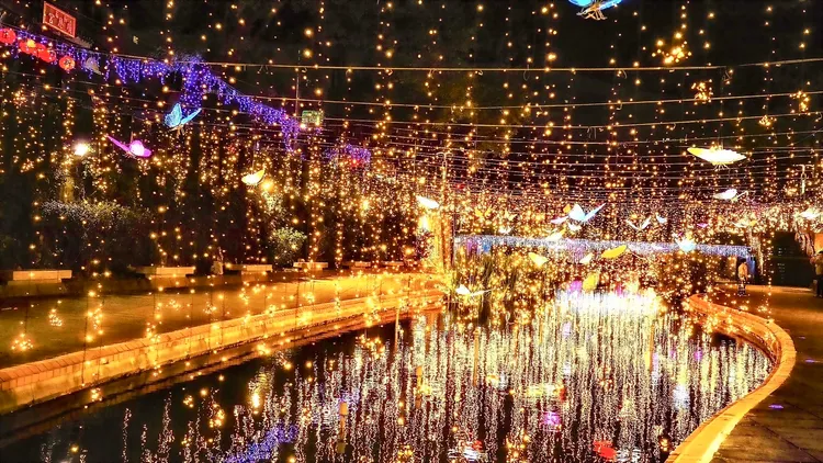現場超過三百萬盞LED燈相互輝映，交織點亮整個中港河廊。水利局提供